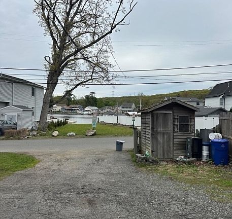 2nd image of 100 Shore Rd