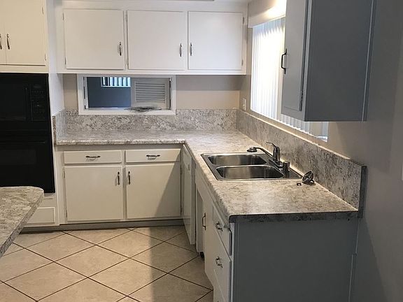 2nd image of 895 Colina Vis