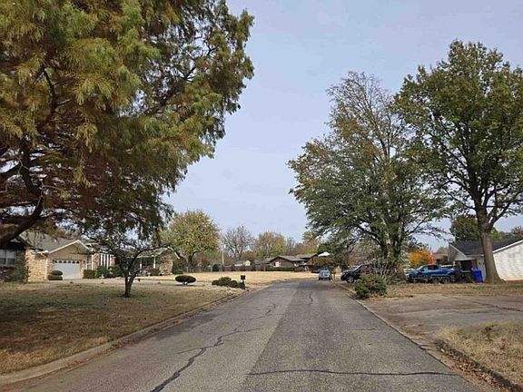 Exterior Neighborhood (street photo)