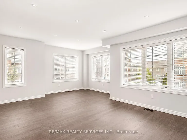 21 Dorchester Ter — Photo 11