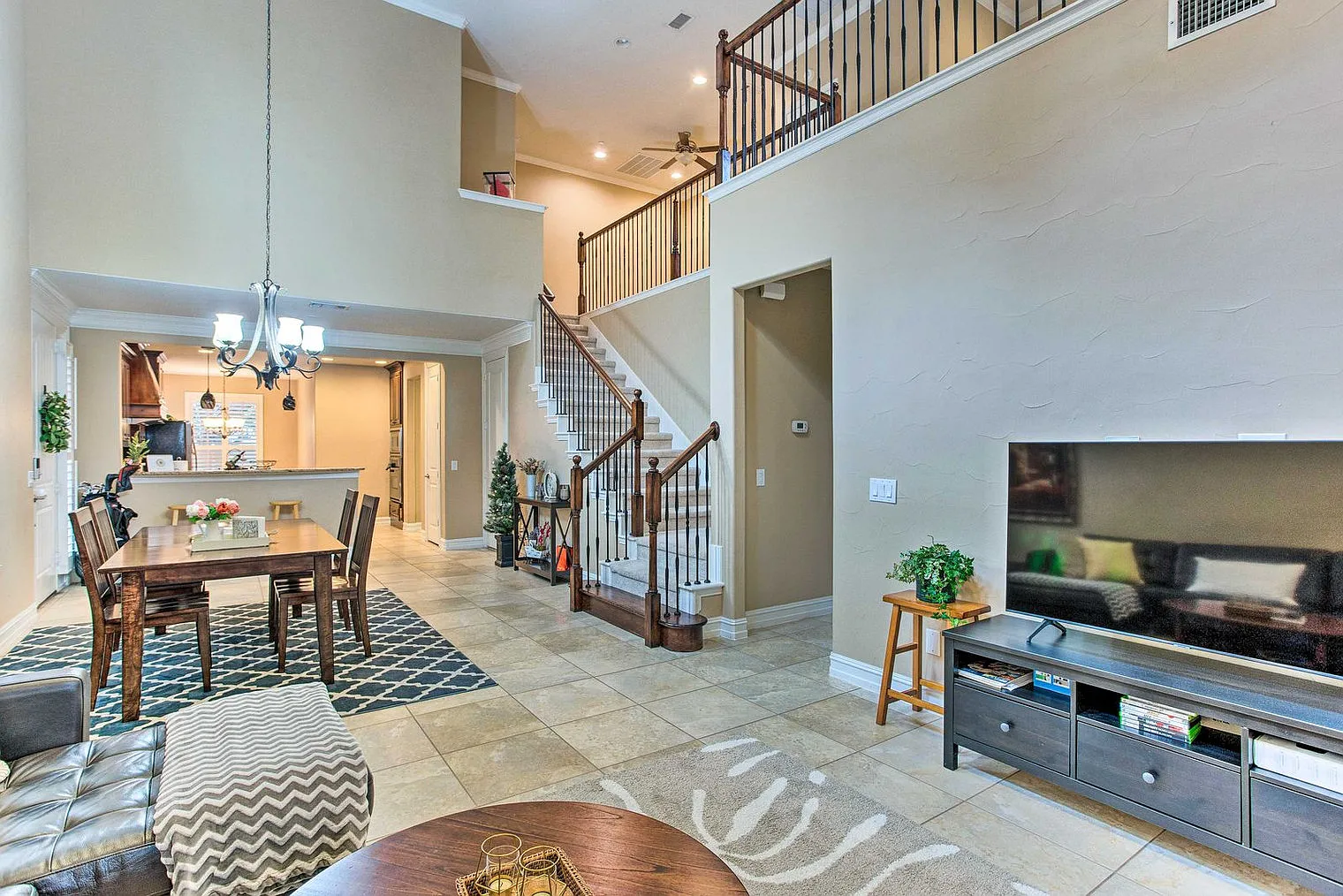 2 bed, 1.0 bath, 2292 sqft, $3,311 — Photo 3