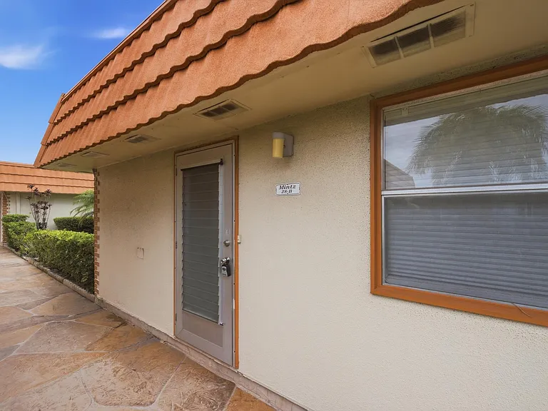 28 Seville Dr #B — Photo 7
