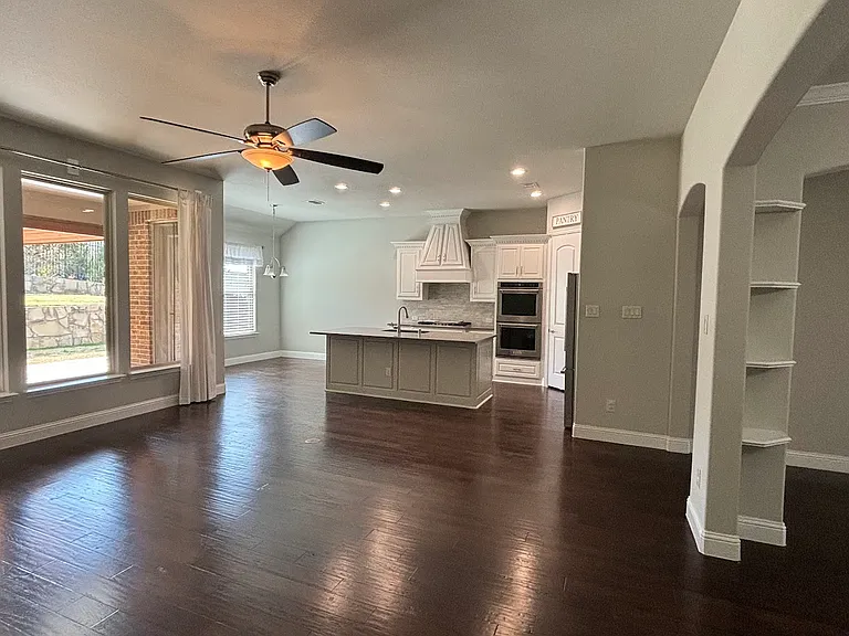 560 Darian Dr — Photo 8