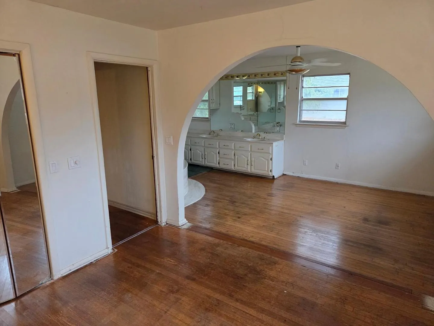 914 W Preston Ave — Photo 2