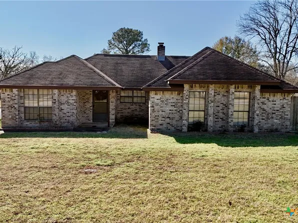 510 Russell Ct, Hallettsville, TX 77964