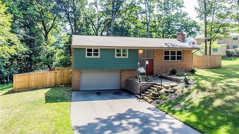 1st image of 202 Woodbury Dr