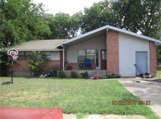 107 W Cunningham St, Bonham, TX 75418