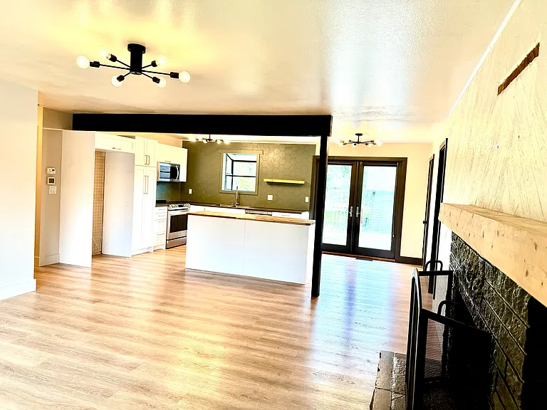 18 Jonathan Rd — Photo 3
