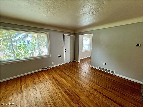 4th image of 4921 E 93rd St