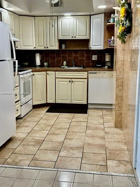 Golden Sails Condo — Photo 4