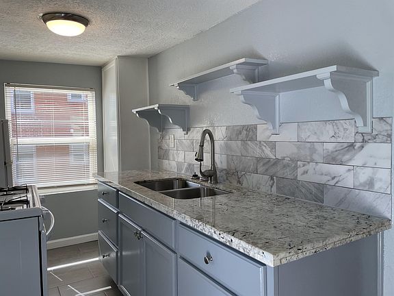 5th image of 4313 Harrisburg Blvd #11