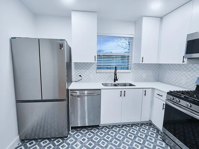 3300 Tom Green St #6 — Photo 3