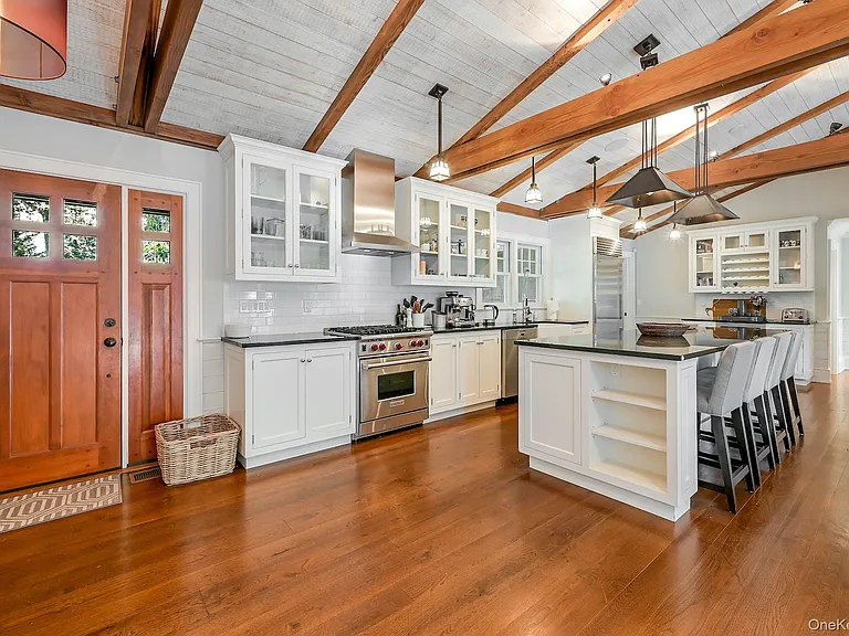 1600 Pine Tree Rd — Photo 5
