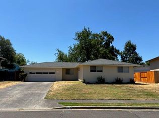 805 N 5th St, Central Point, OR