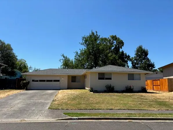 805 N 5th St, Central Point, OR 97502