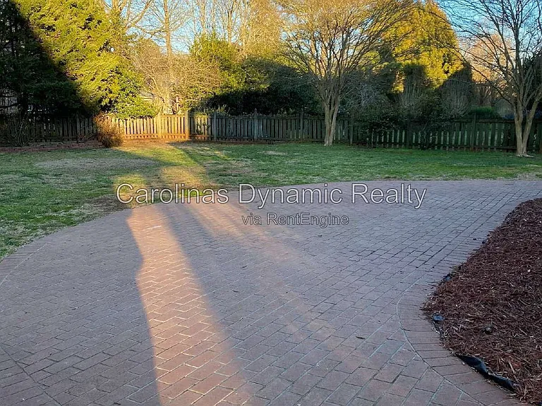 605 Queenswater Ln — Photo 51