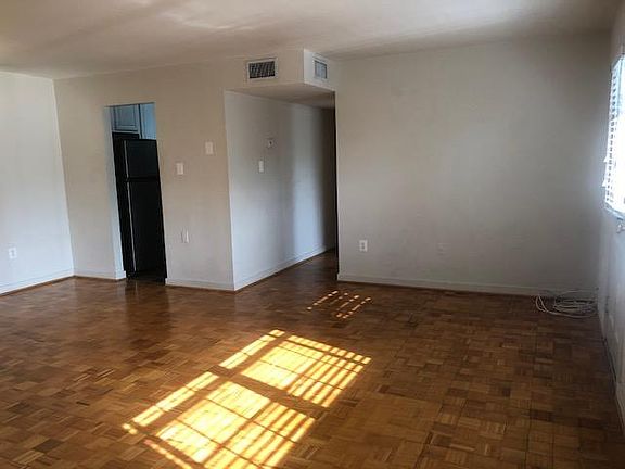 2nd image of 501 N Park Dr