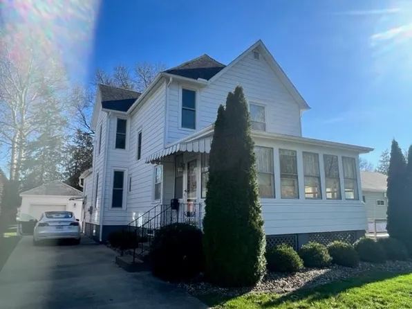 857 E Maple St, Hoopeston, IL 60942