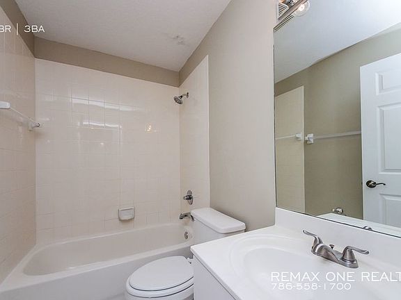 3rd image of 1822 E Trafalgar Cir