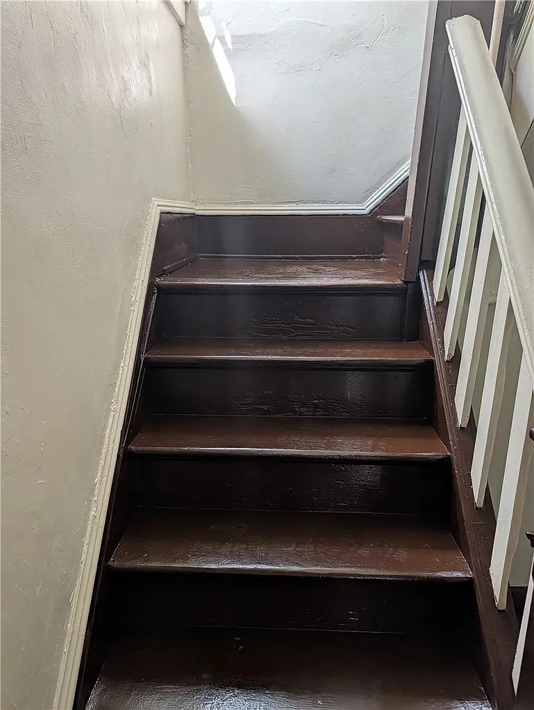 2 bed, 1.0 bath, 1968 sqft, $1,000 — Photo 2