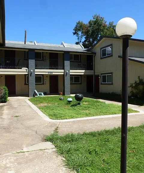 700 Franklin Blvd — Photo 1