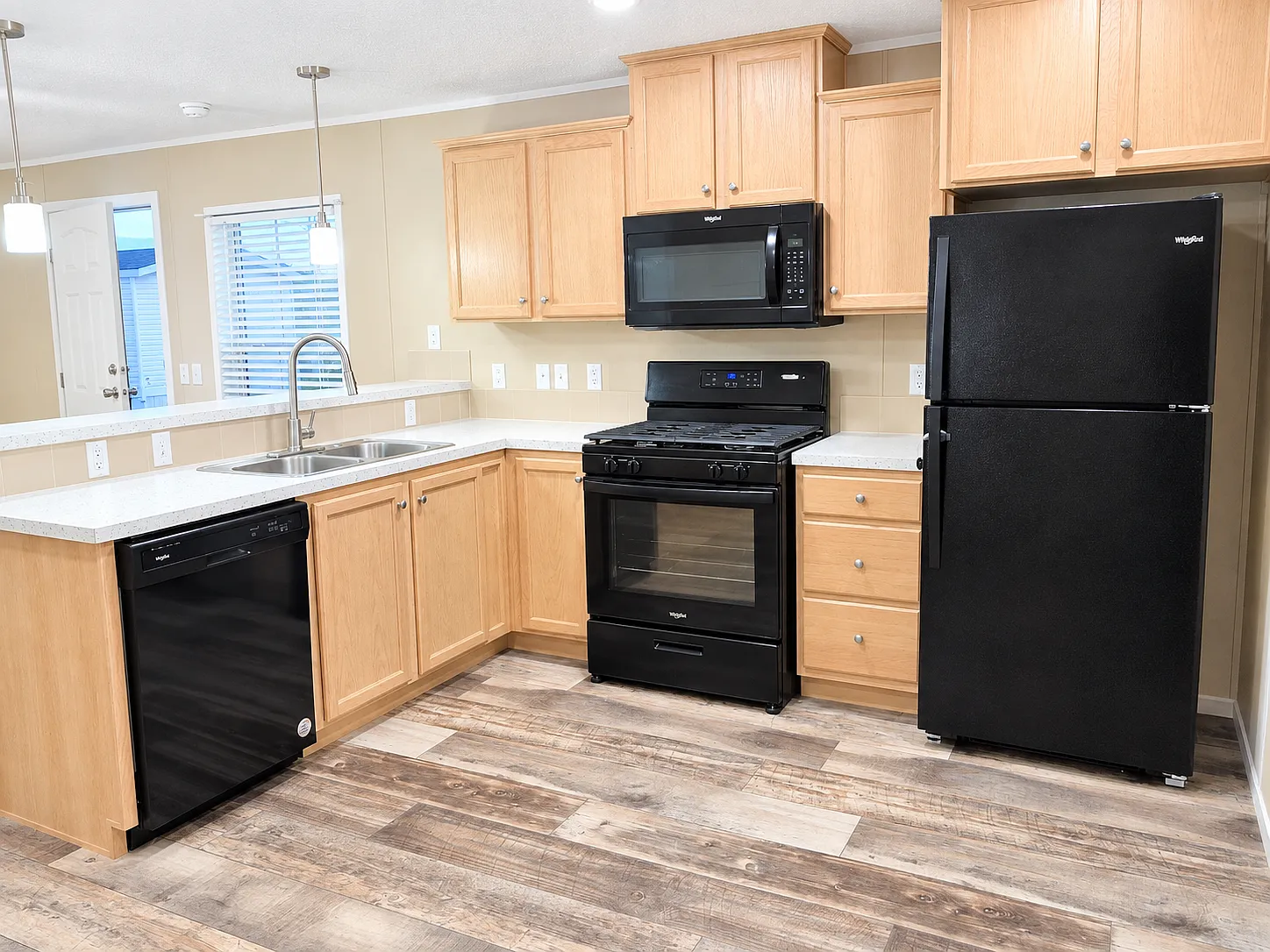 3 bed, 896 sqft, $995 — Photo 4