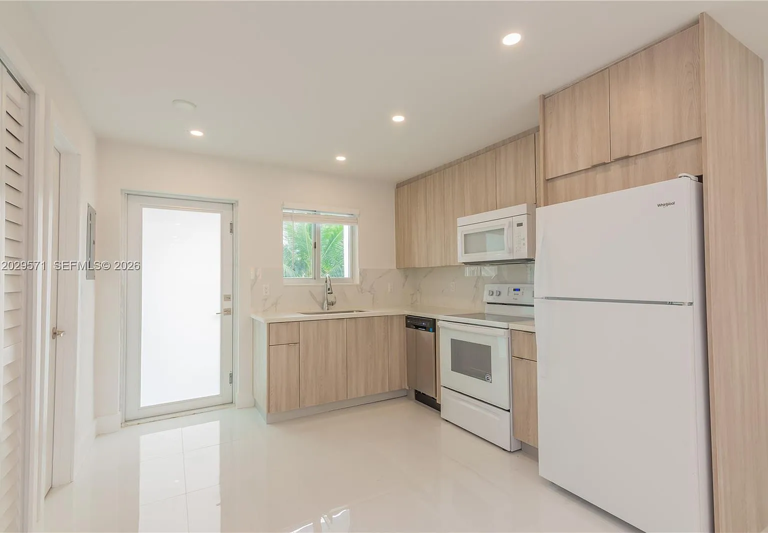 Enclave Shores Condo — Photo 4
