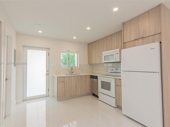4th image of 3755 NE 167th St APT 6