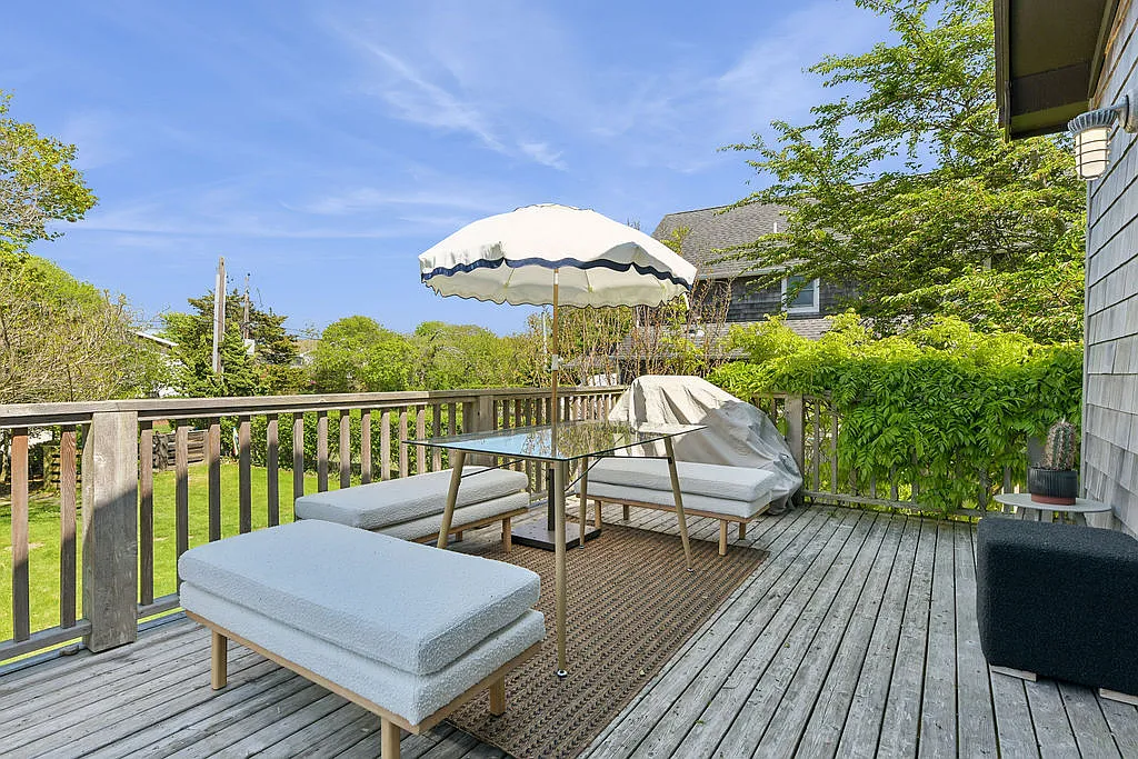 Ditch Plains Beach House - Steps from the Ocean - Labor Day week — Photo 3
