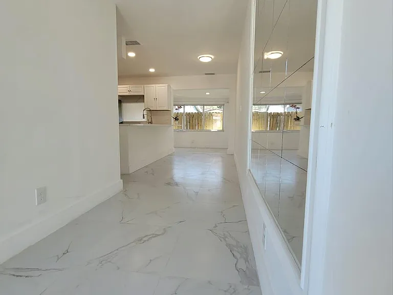 900 SW 31st St — Photo 3