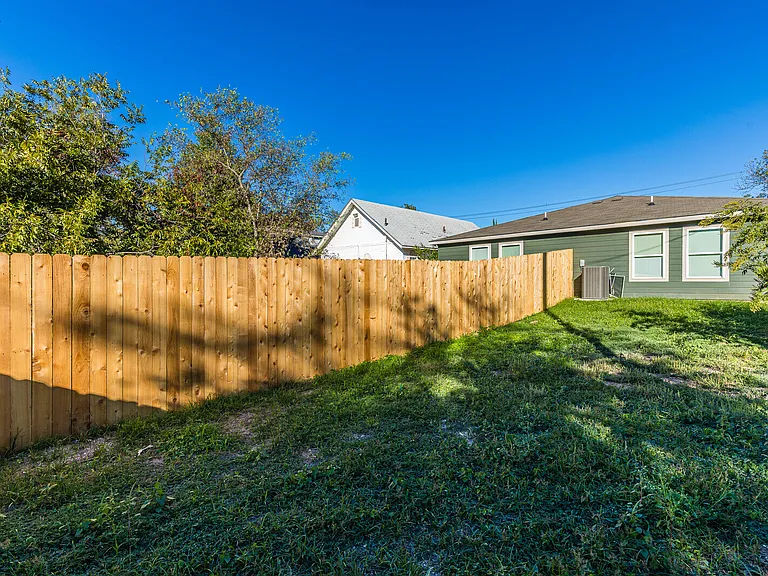 1914 Herring Ave — Photo 12