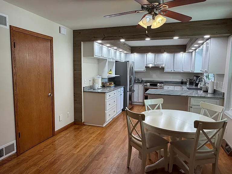 W176N8625 Sunset Ridge Dr — Photo 11