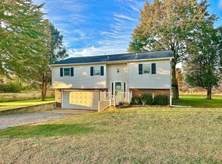 1406 Roser Dr, Carmi, IL 62821