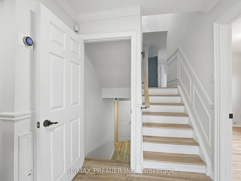 21 Avon Cres #MIDDLE LOWER — Photo 14