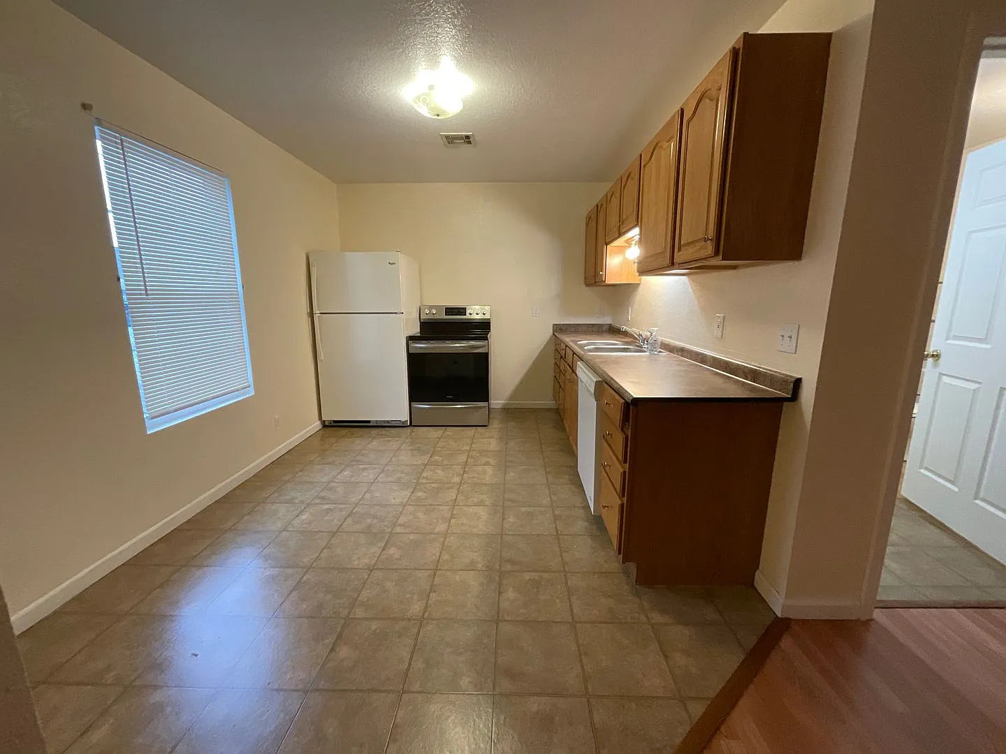 Spacious 2 Bedroom 1 Bath home W/ Fenced Yard In Joplin Mo! — Photo 4