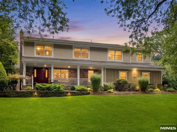 44 Barrett Ln, Wyckoff, NJ 07481