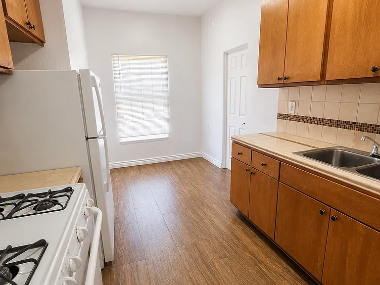 1152 N Kingsley Dr #202 — Photo 7