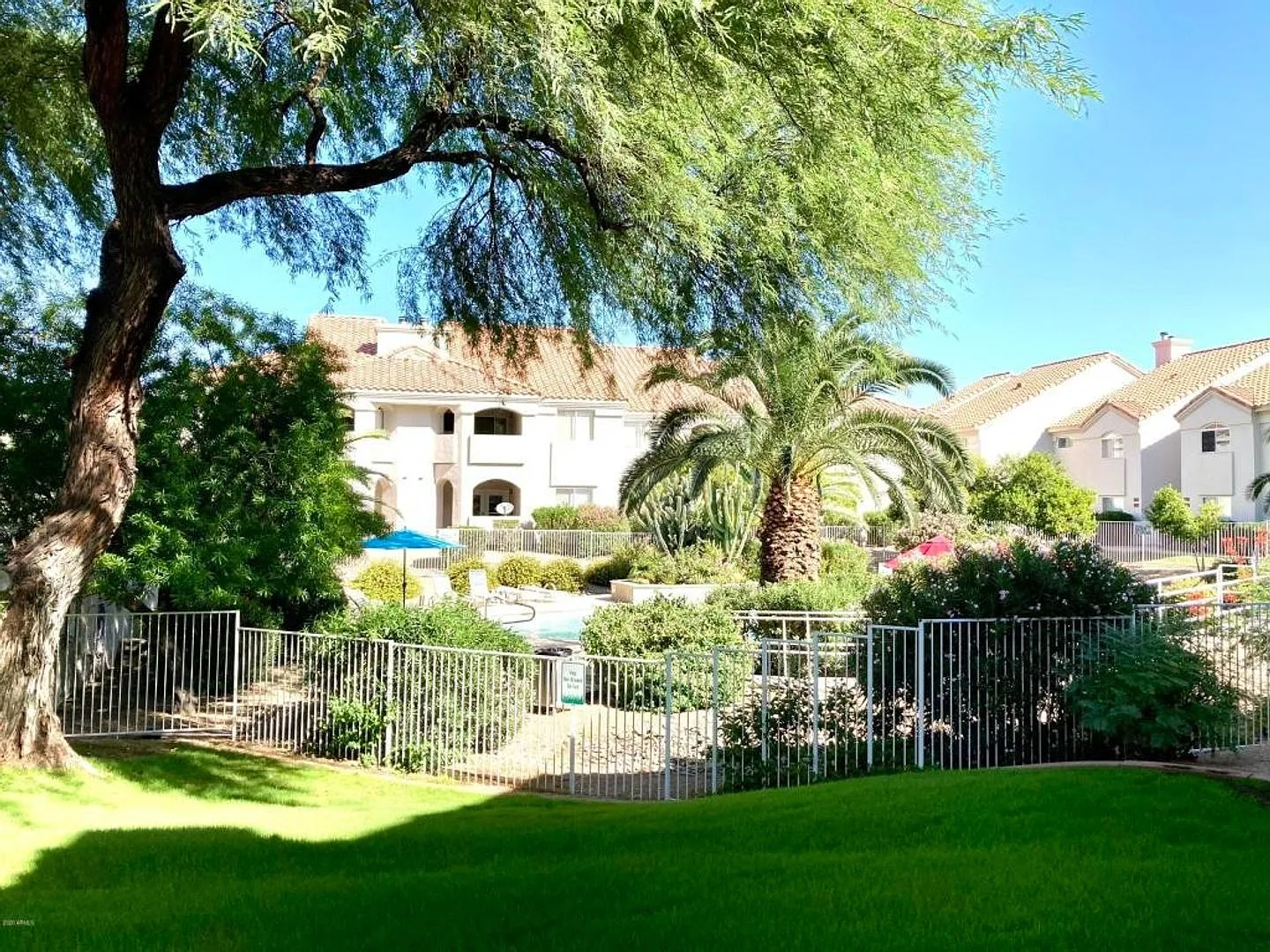 2 Bedroom Paradise Valley Gem with Private Patio & Fireplace — Photo 3