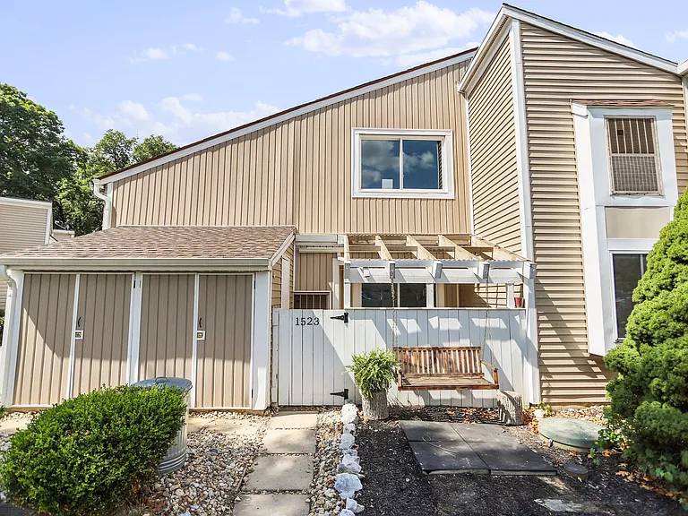 1523 Kensington Dr — Photo 23
