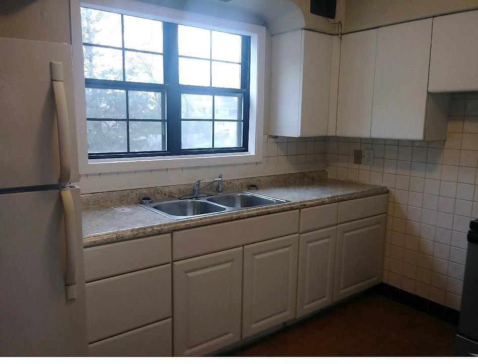 2nd image of 1300 Kanawha Ter APT 4