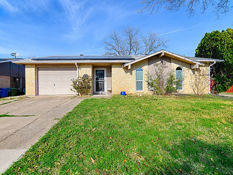2241 Lockwood Dr — Photo 1
