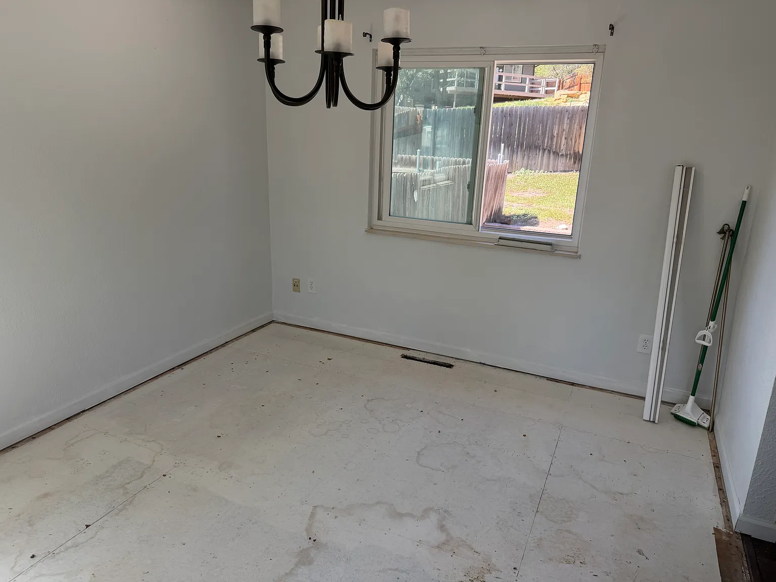 4 bed, 2343 sqft, $2,400 — Photo 4