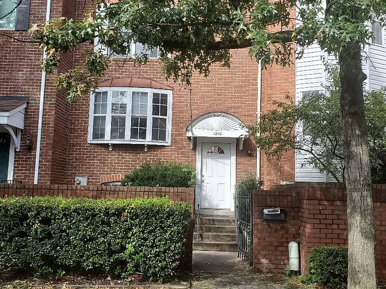 1210 N Vernon St — Photo 1