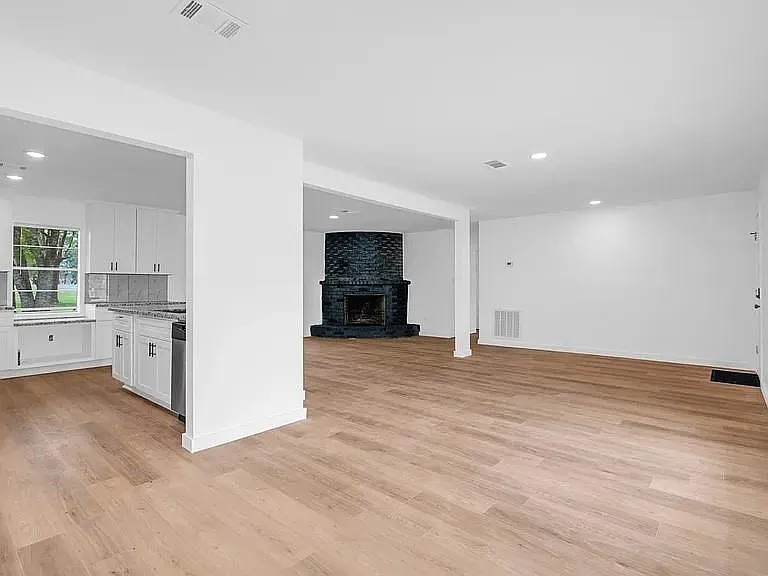 290 E Smith St — Photo 9