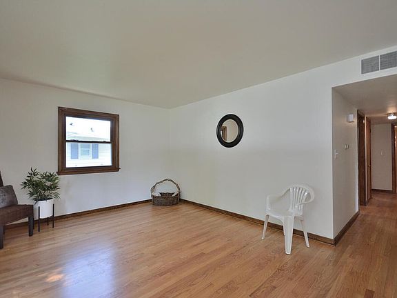 3rd image of 3122 W Rochelle AVENUE