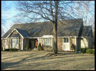 10204 Howe Ln, Leawood, KS 66206