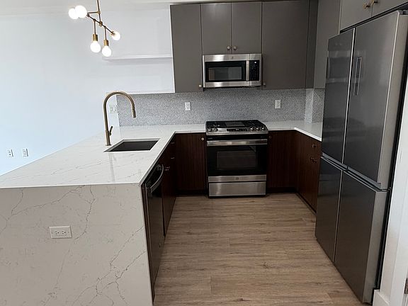 3rd image of 276 Duncan Ave #4F