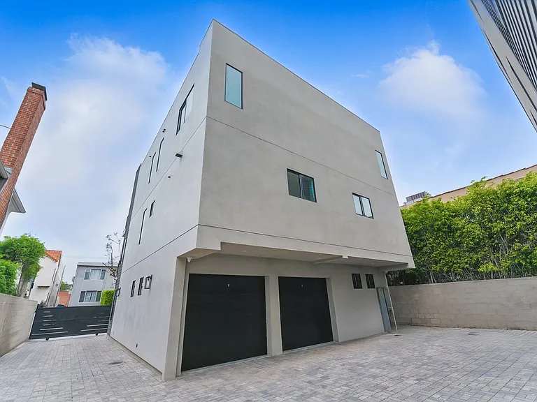 8236 1/2 Blackburn Ave — Photo 49