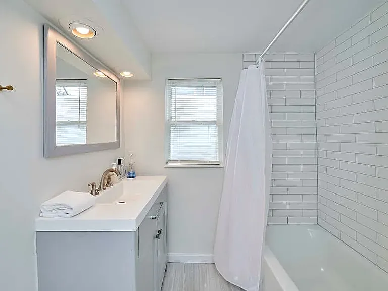 241 E St #3 — Photo 2