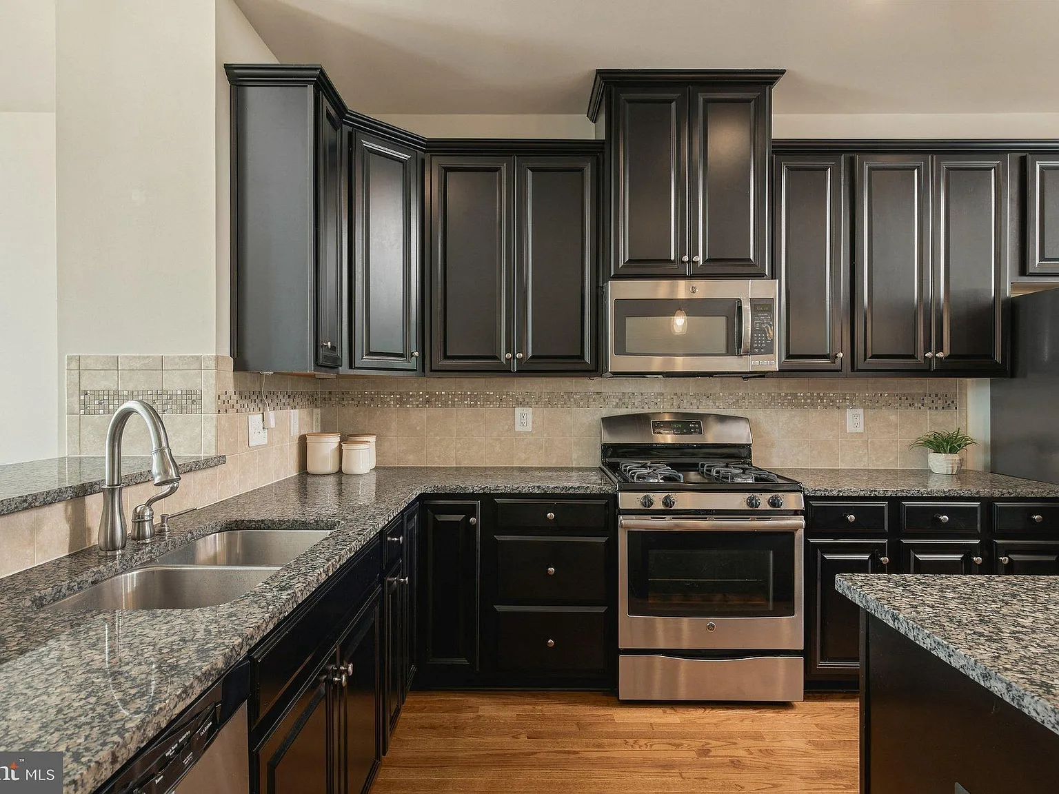 3 bed, 3.5 bath, 2418 sqft, $3,500 — Photo 4